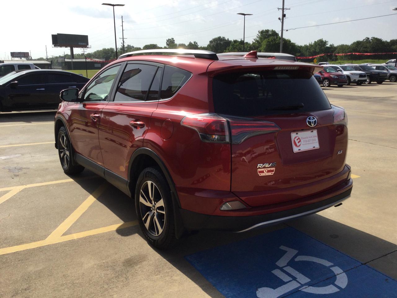 Toyota RAV4 XLE FWD (Natl) 2017