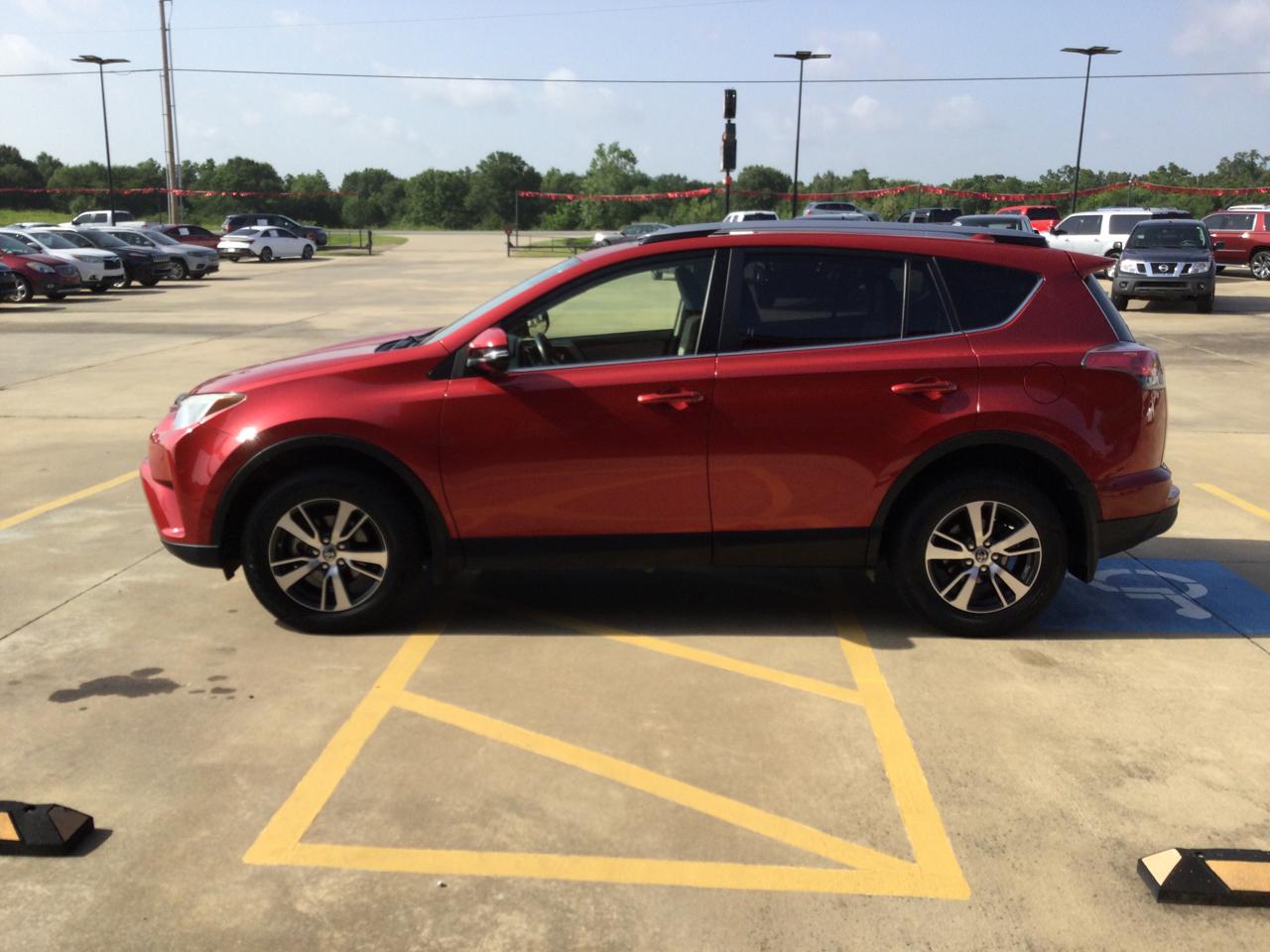 Toyota RAV4 XLE FWD (Natl) 2017