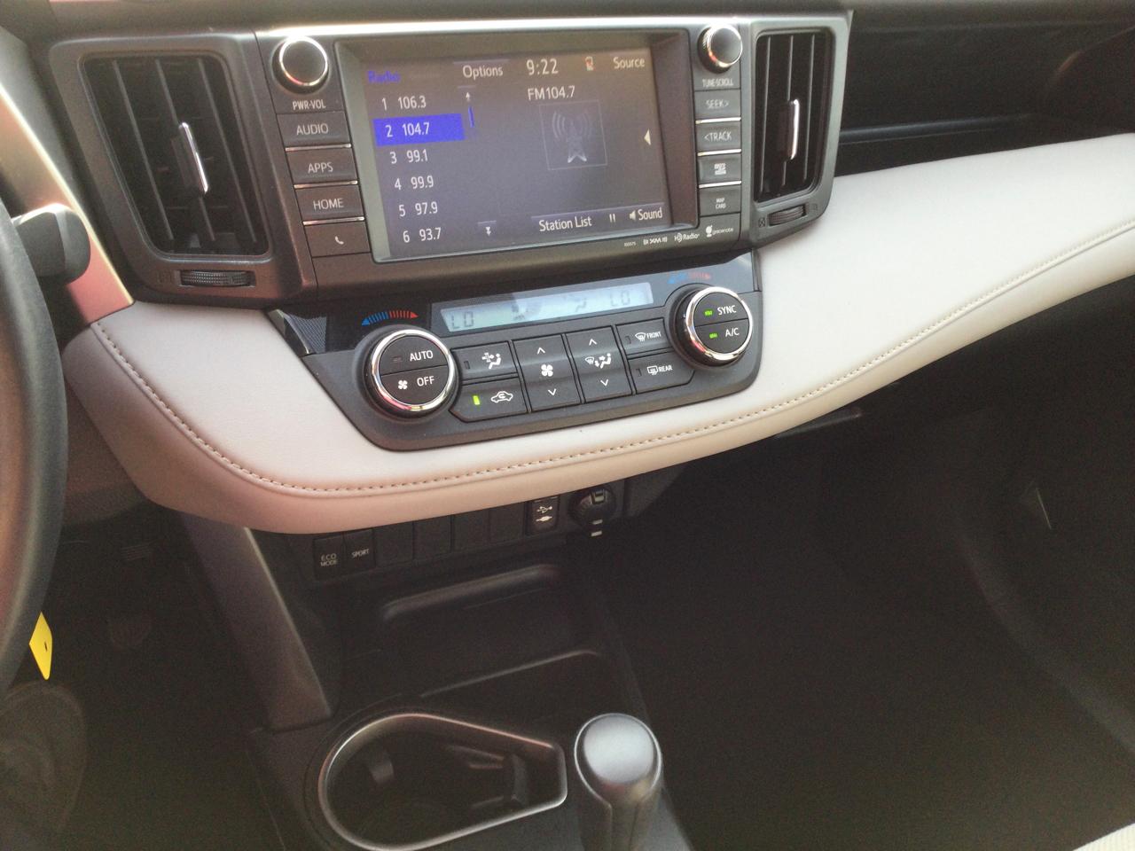 Toyota RAV4 XLE FWD (Natl) 2017