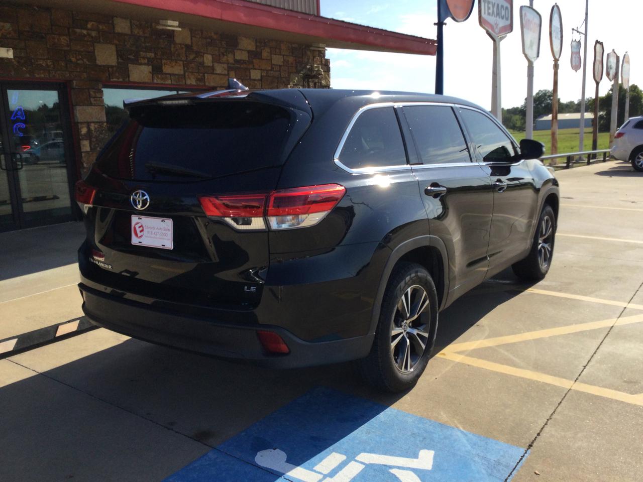 Toyota Highlander LE V6 FWD (Natl) 2019