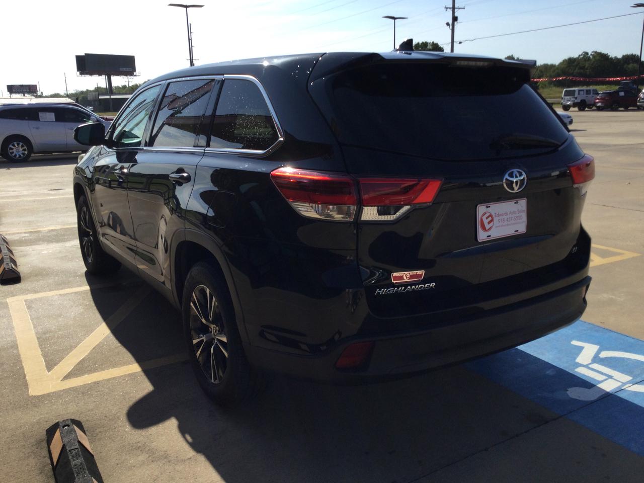 Toyota Highlander LE V6 FWD (Natl) 2019