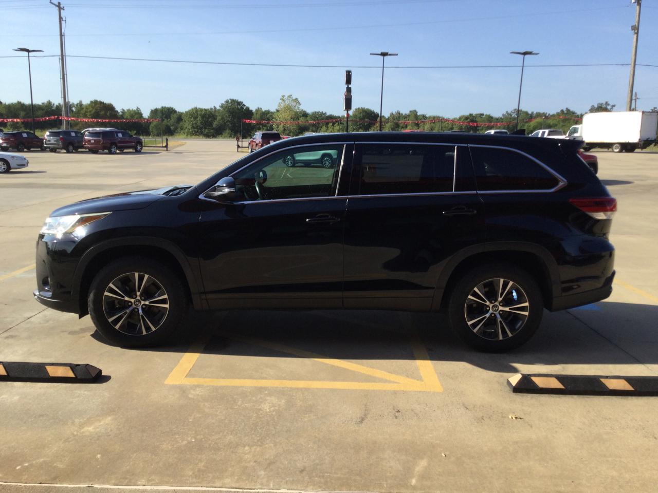 Toyota Highlander LE V6 FWD (Natl) 2019