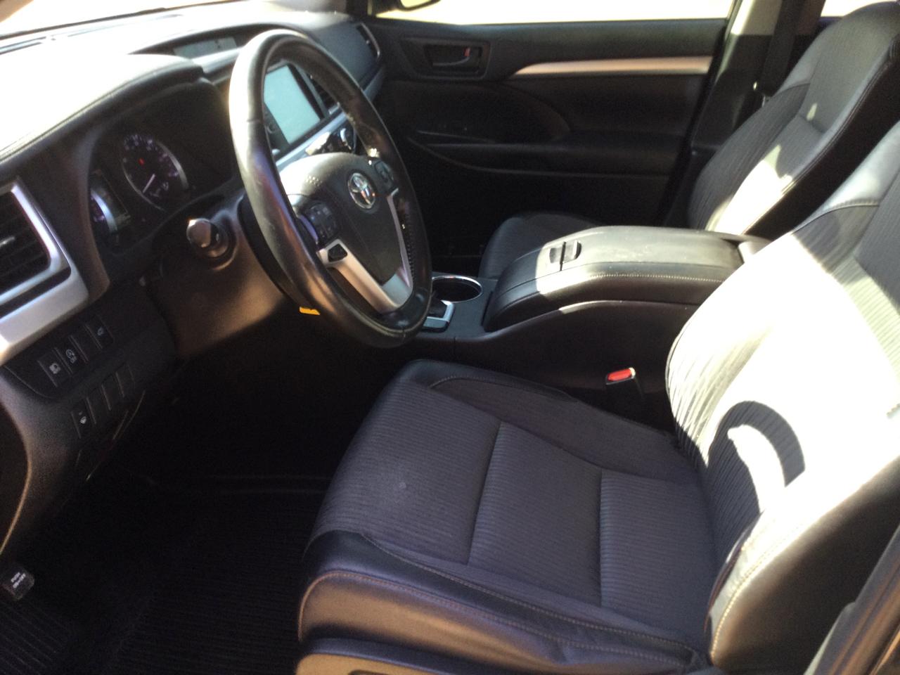 Toyota Highlander LE V6 FWD (Natl) 2019