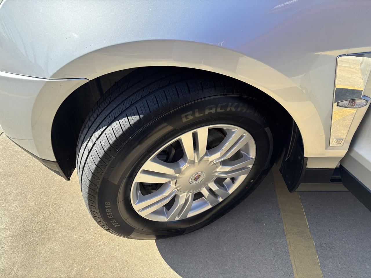 Cadillac SRX FWD 4dr Base 2011