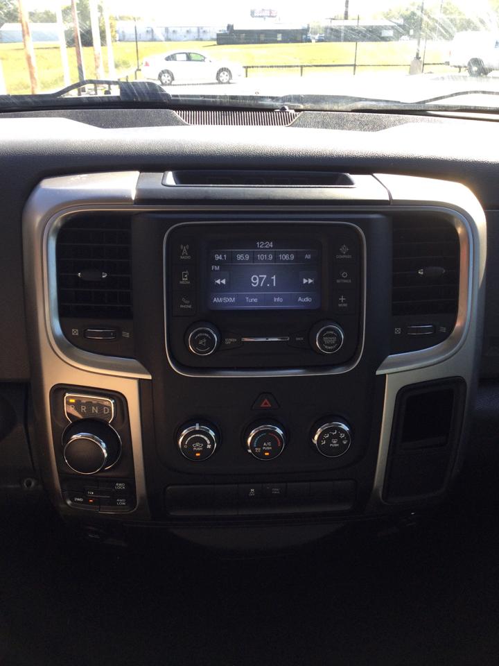 RAM 1500 4WD Quad Cab 140.5" SLT 2017