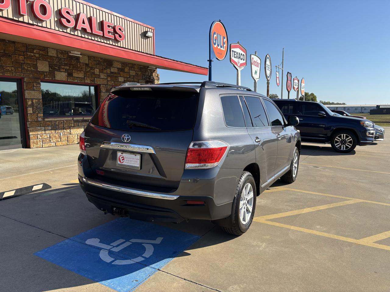 Toyota Highlander FWD 4dr V6 (Natl) 2013
