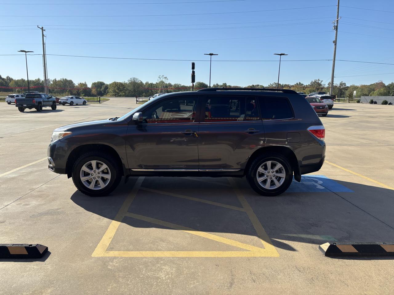 Toyota Highlander FWD 4dr V6 (Natl) 2013