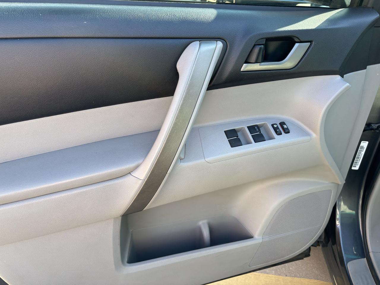 Toyota Highlander FWD 4dr V6 (Natl) 2013