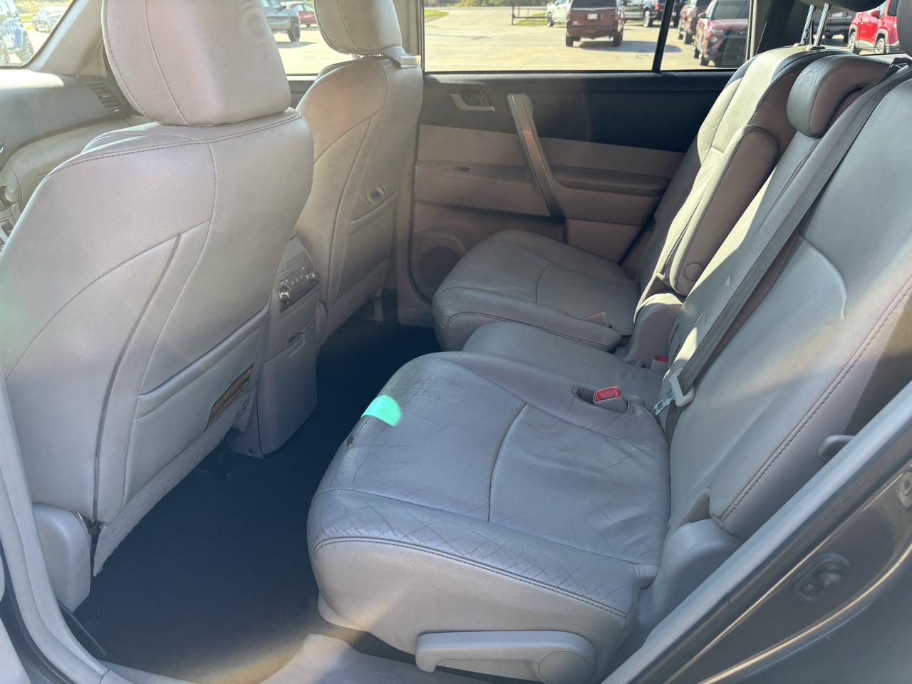 Toyota Highlander FWD 4dr V6 (Natl) 2013