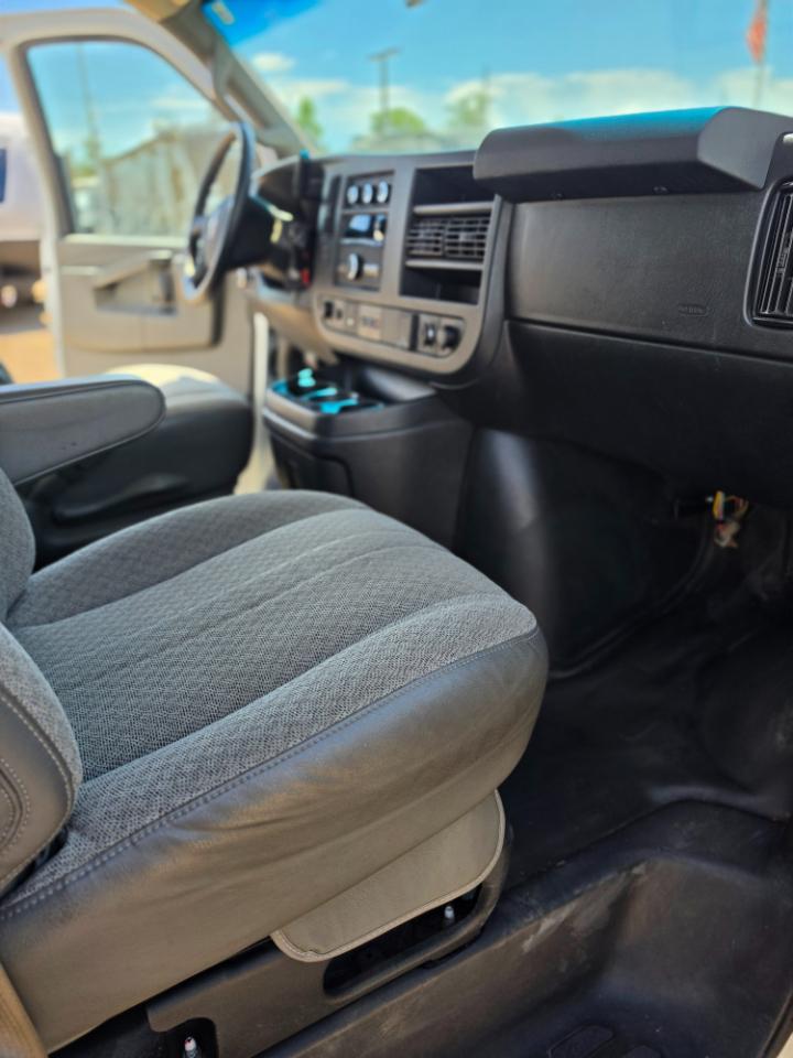 GMC Savana Commercial Cutaway 3500 Van 139" 2021