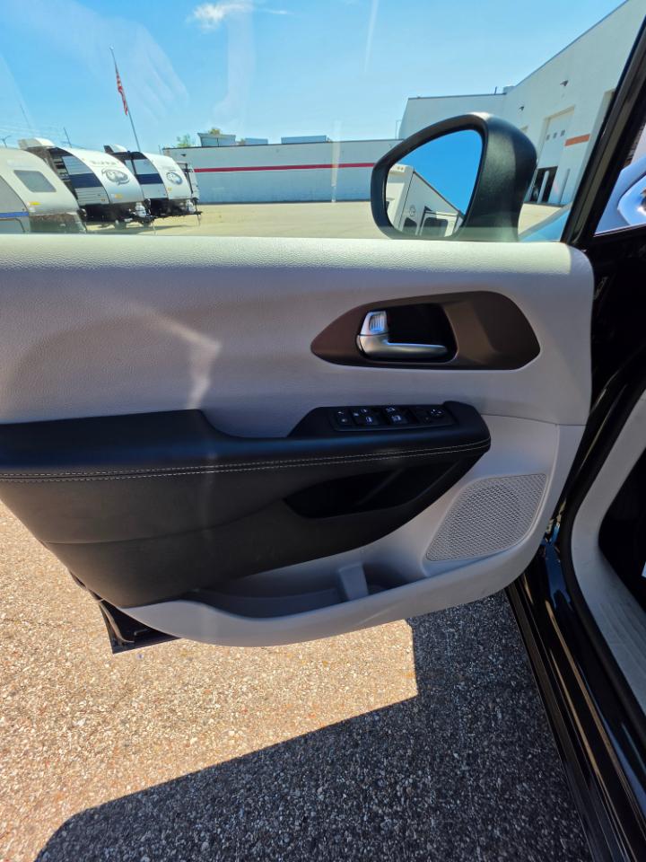 Chrysler Voyager LX FWD 2023