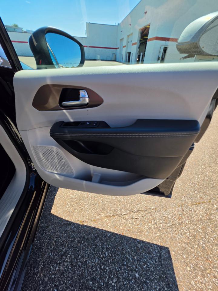 Chrysler Voyager LX FWD 2023