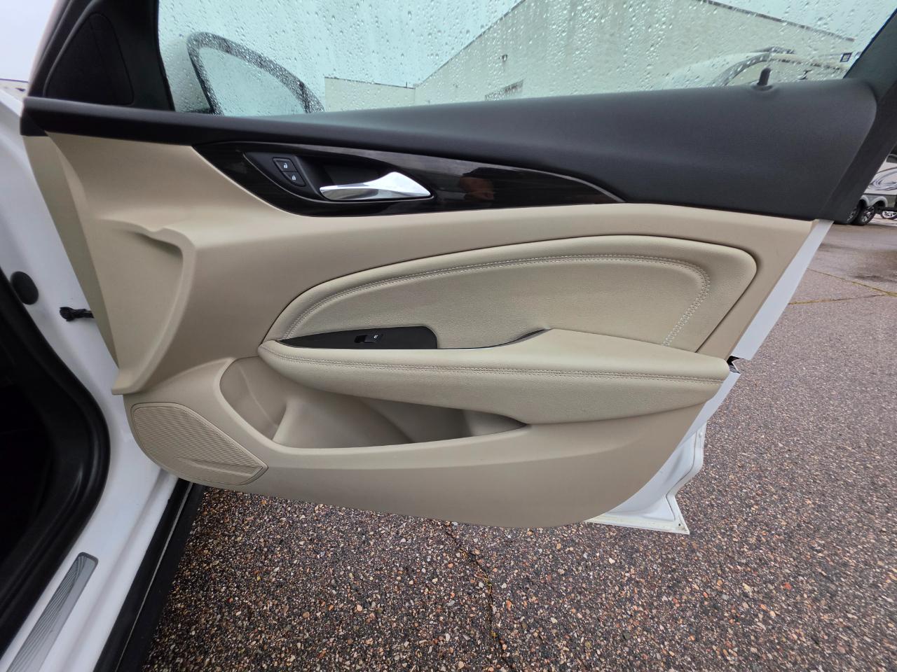 Buick Regal TourX 5dr Wgn Essence AWD 2019