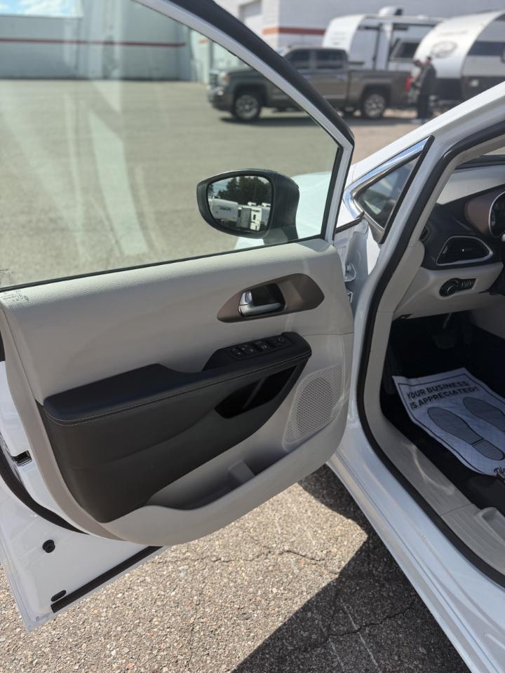 Chrysler Voyager LX FWD 2024