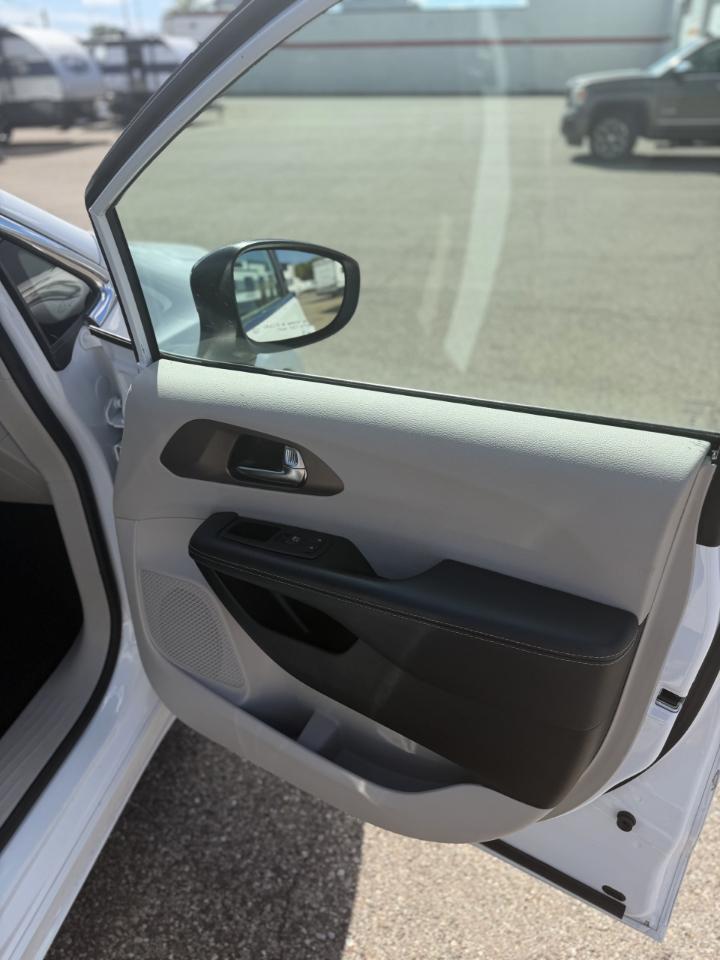 Chrysler Voyager LX FWD 2024