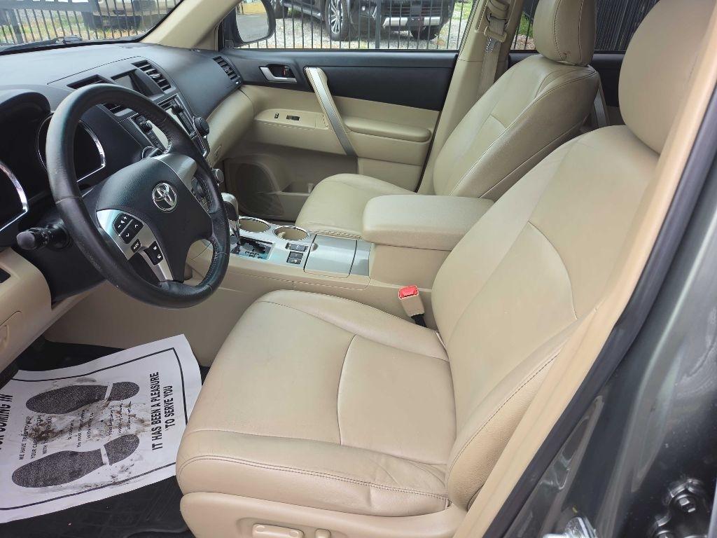 Toyota Highlander Base 4WD 2013