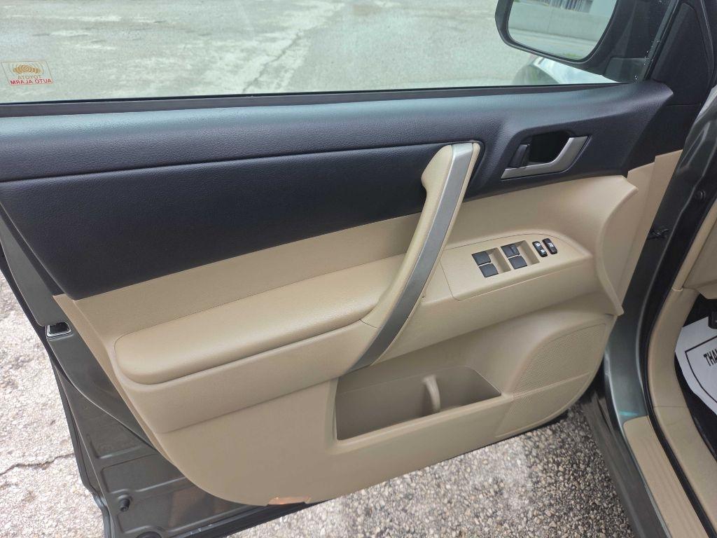 Toyota Highlander Base 4WD 2013