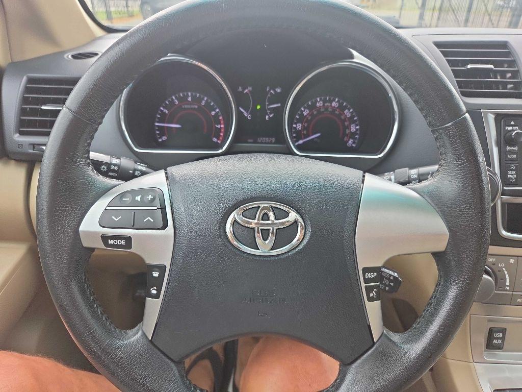 Toyota Highlander Base 4WD 2013