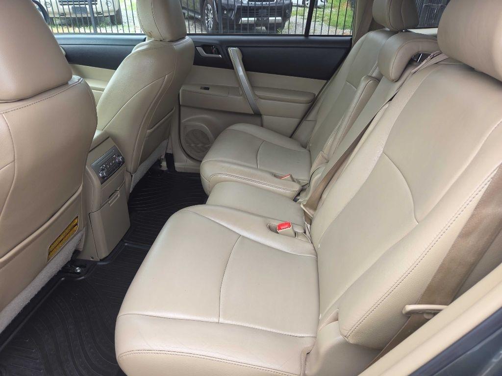 Toyota Highlander Base 4WD 2013