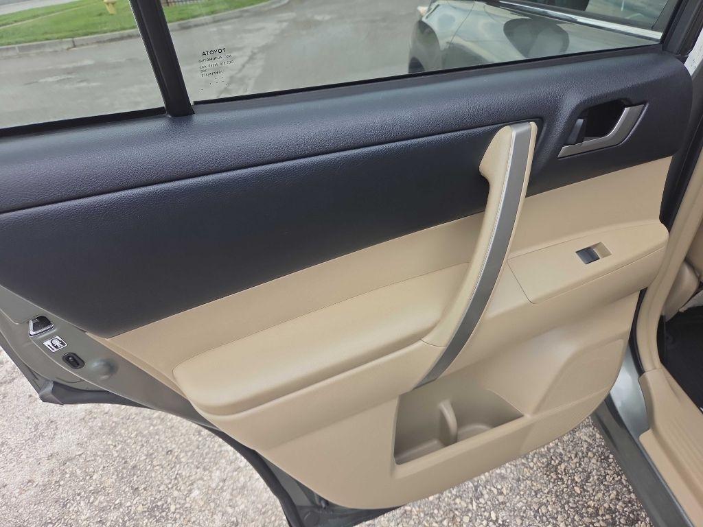 Toyota Highlander Base 4WD 2013
