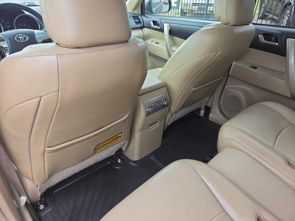 Toyota Highlander Base 4WD 2013