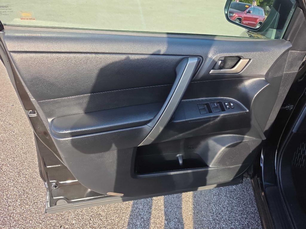 Toyota Highlander Base 4WD 2011