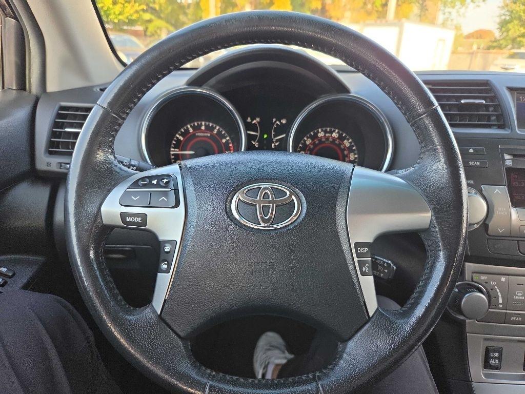 Toyota Highlander Base 4WD 2011