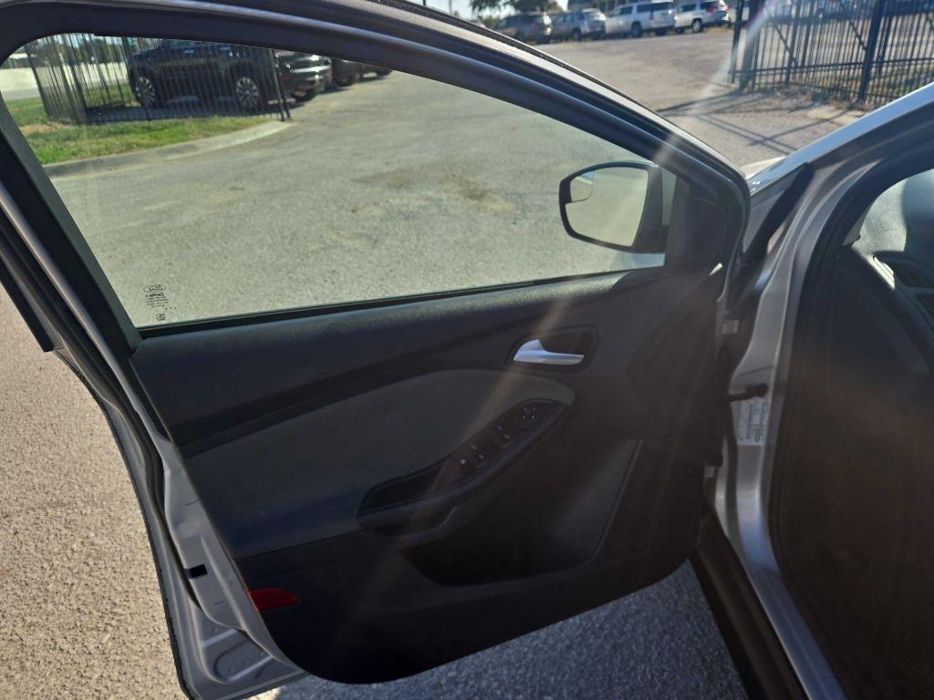 Ford Focus SE Sedan 2014