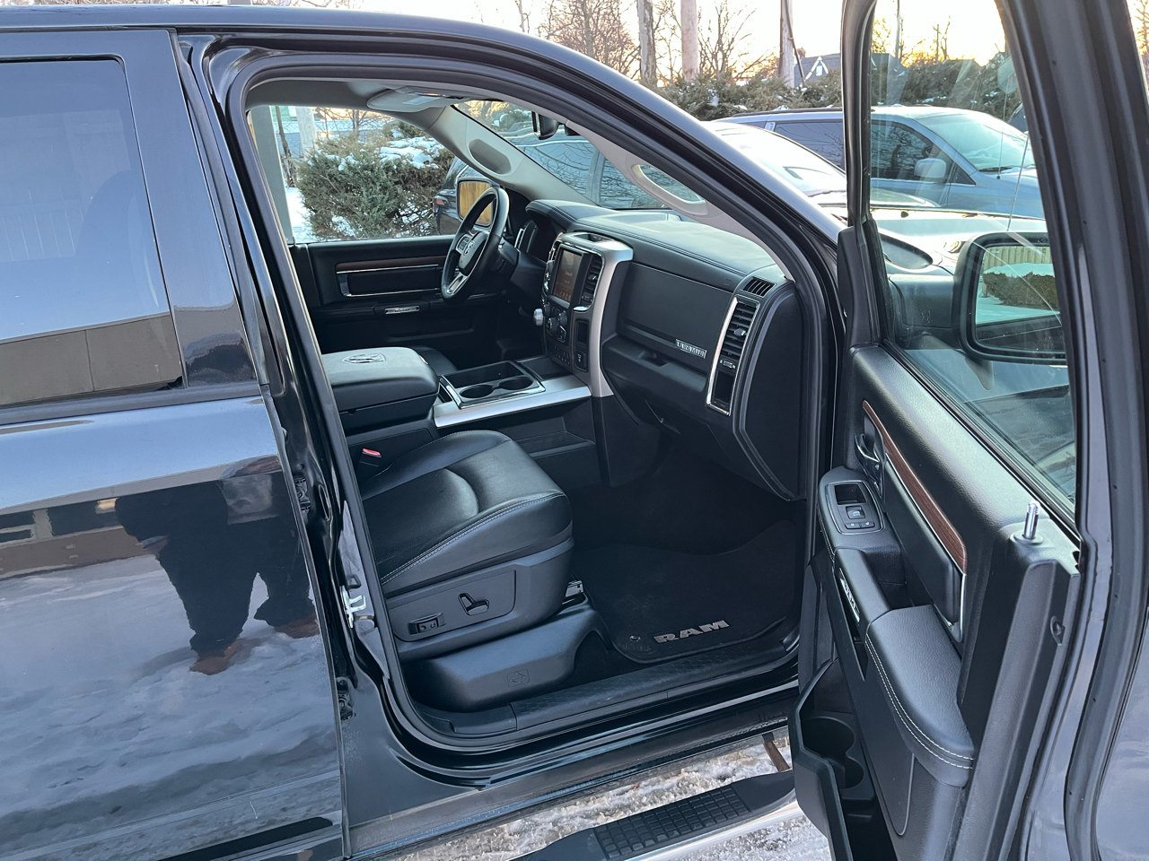 RAM 1500 Laramie Crew Cab SWB 4WD 2015