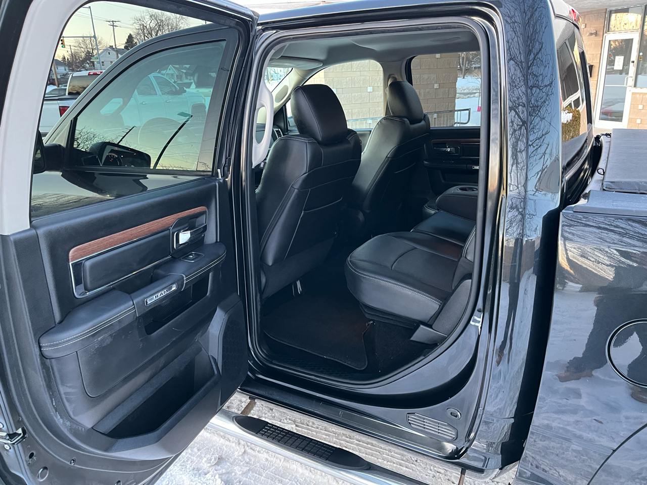 RAM 1500 Laramie Crew Cab SWB 4WD 2015