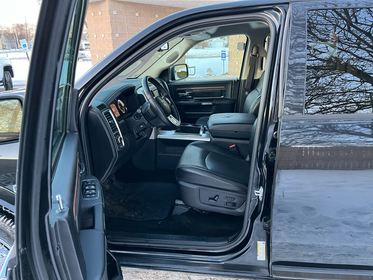 RAM 1500 Laramie Crew Cab SWB 4WD 2015