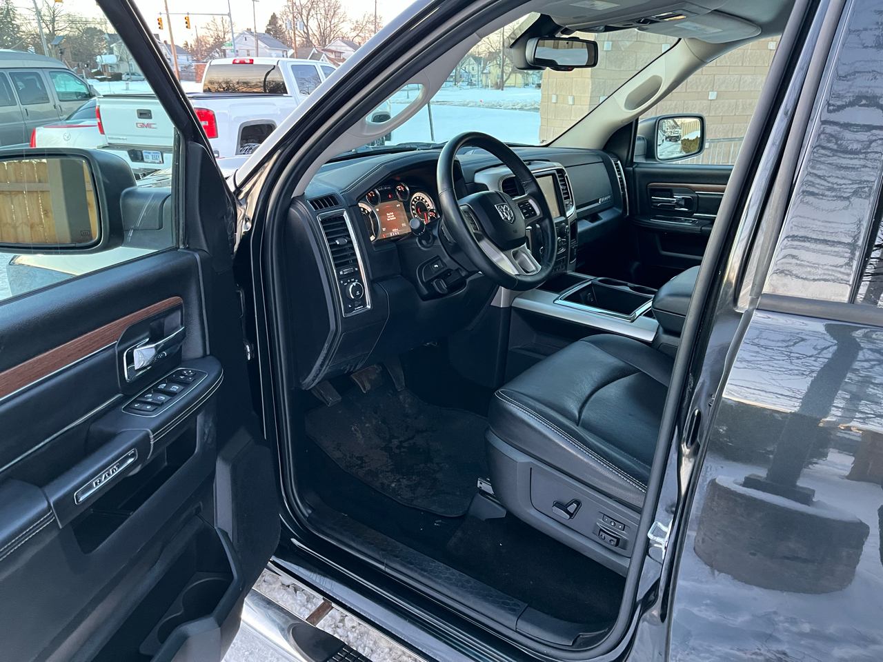 RAM 1500 Laramie Crew Cab SWB 4WD 2015