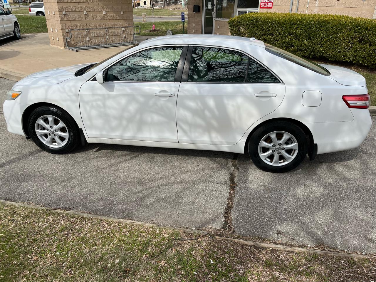 Toyota Camry Base 6-Spd AT 2011