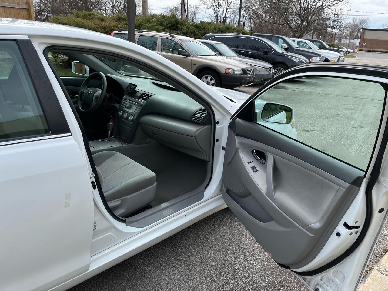 Toyota Camry Base 6-Spd AT 2011