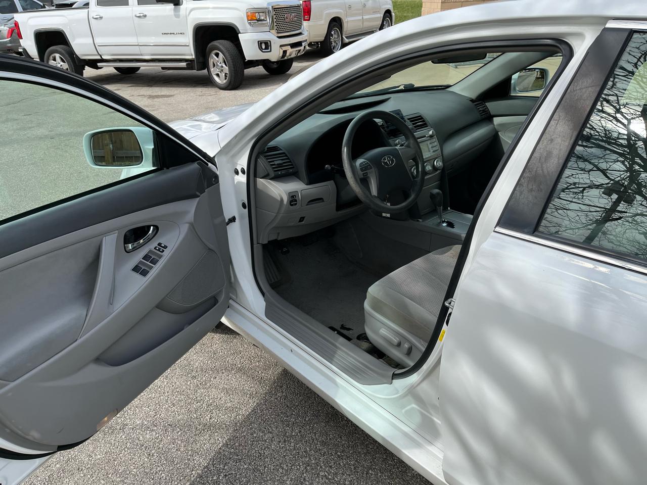 Toyota Camry Base 6-Spd AT 2011