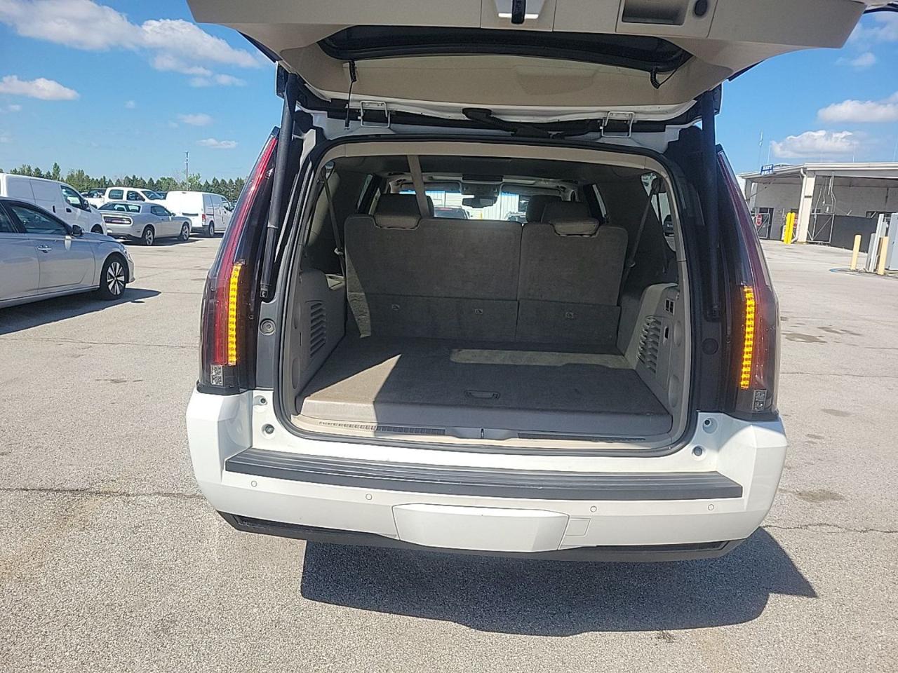 Cadillac Escalade ESV Premium 4WD 2016