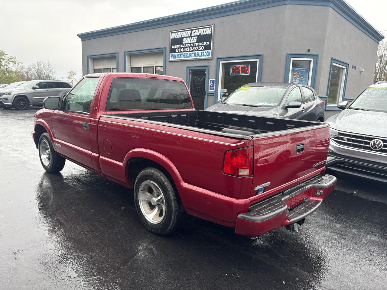 Chevrolet S-10 Reg Cab 108" WB LS 2002