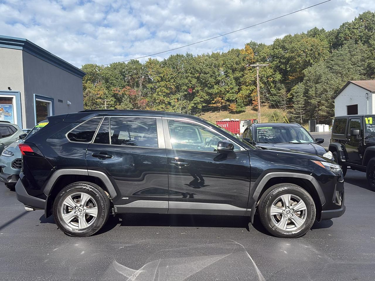 Toyota RAV4 Hybrid XLE AWD (Natl) 2023