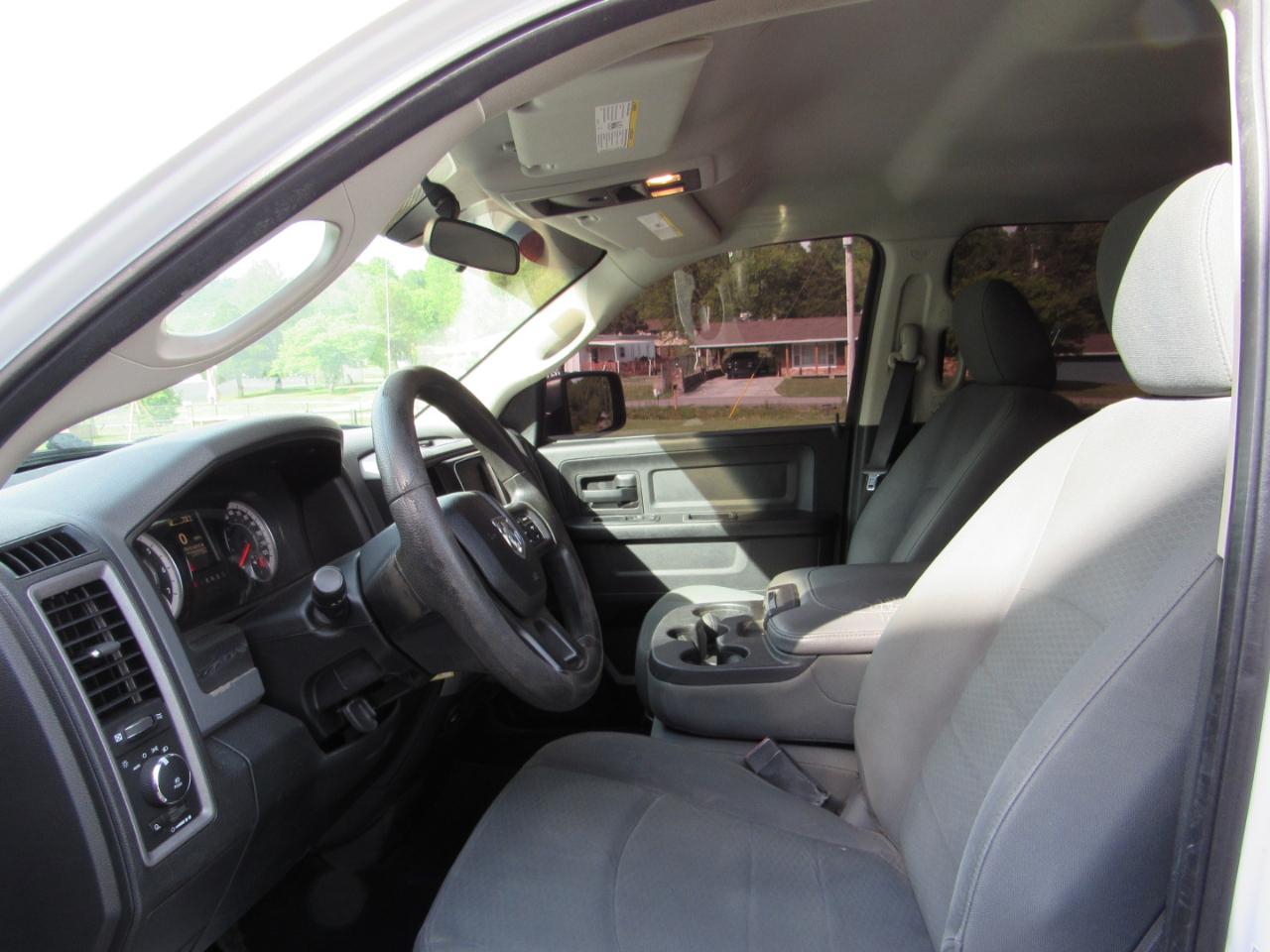 RAM 1500 Express 4x2 Quad Cab 6'4" Box 2017