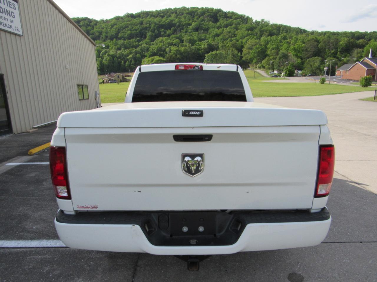 RAM 1500 Express 4x2 Quad Cab 6'4" Box 2017