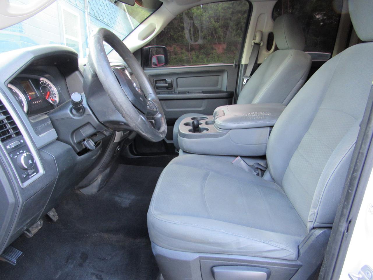 RAM 1500 Express 4x2 Quad Cab 6'4" Box 2017