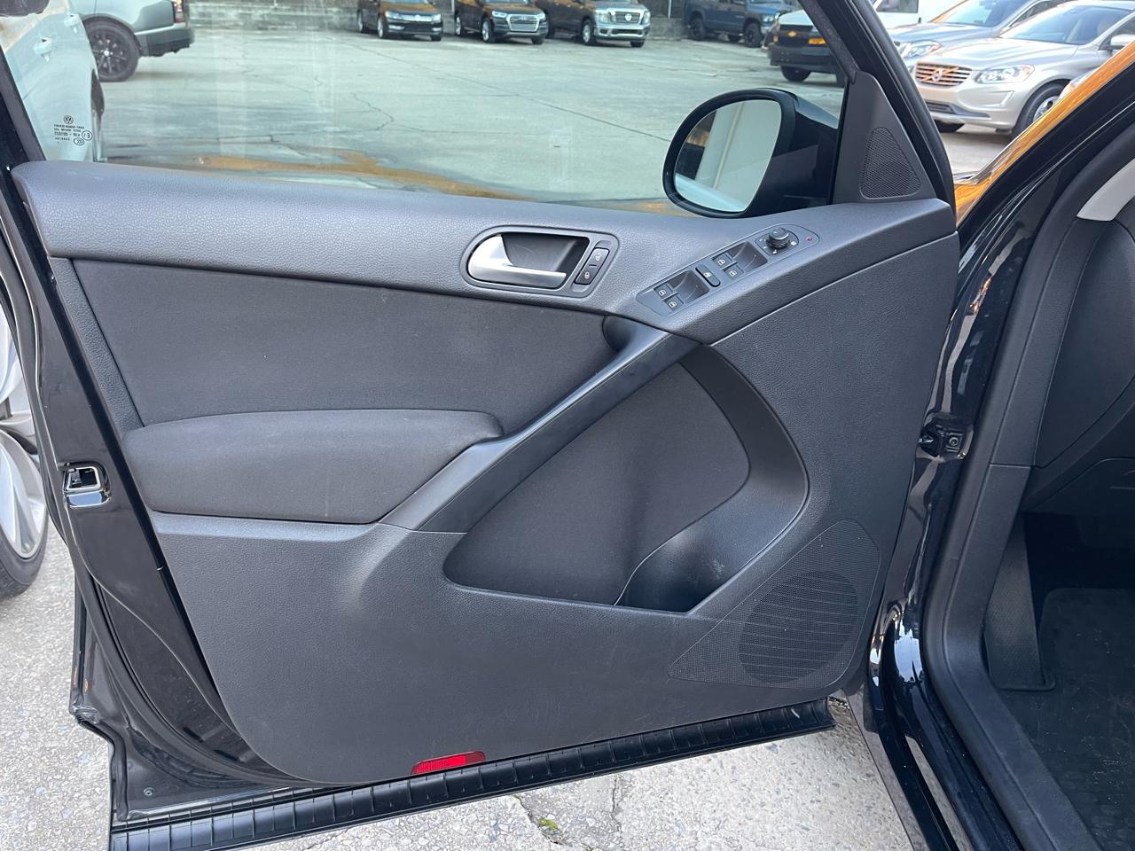 Volkswagen Tiguan S 2017