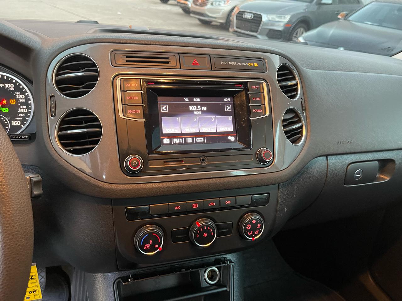 Volkswagen Tiguan S 2017