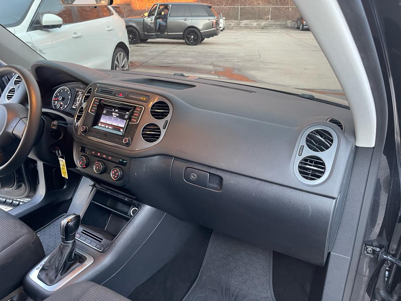 Volkswagen Tiguan S 2017