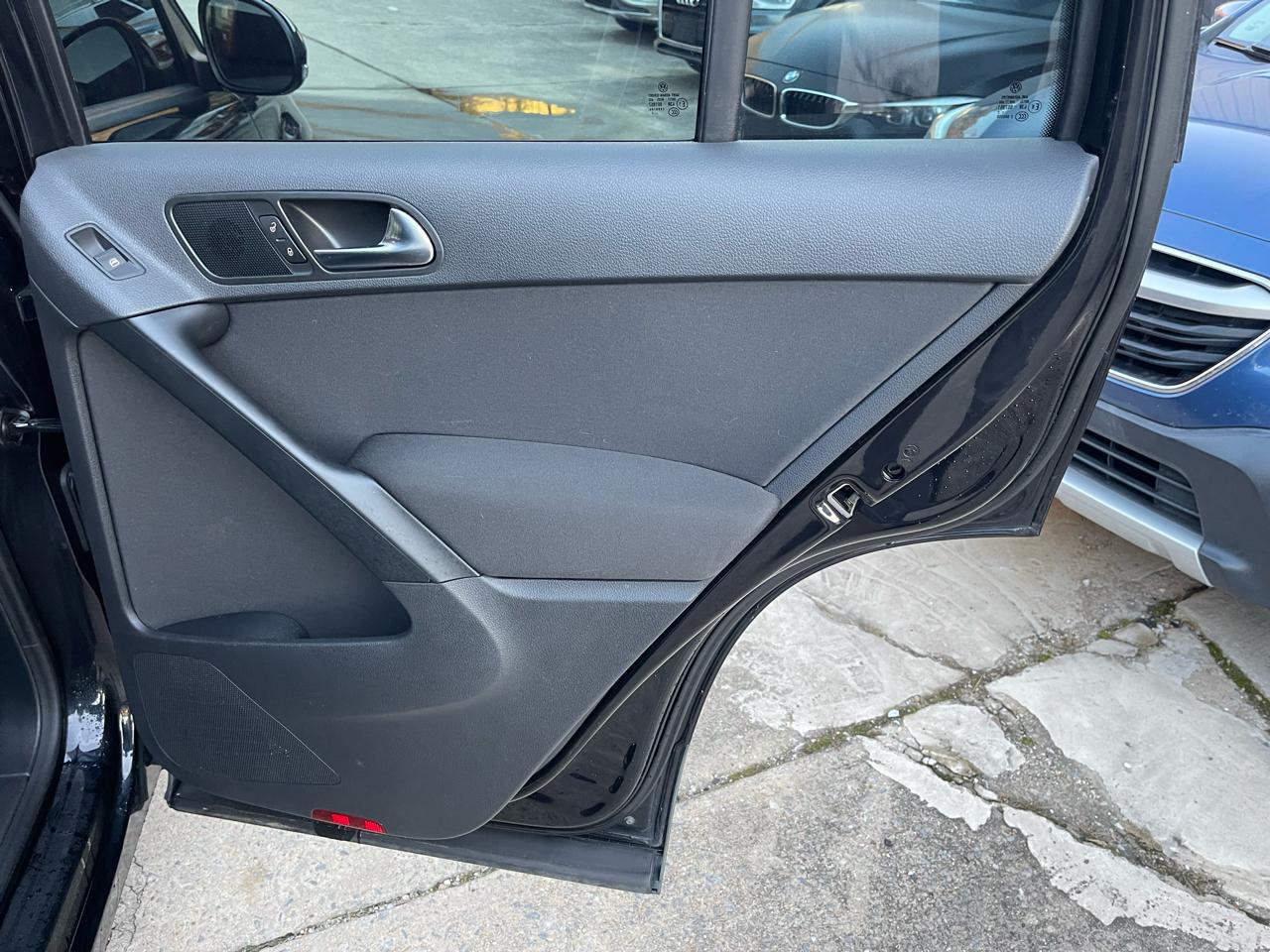 Volkswagen Tiguan S 2017