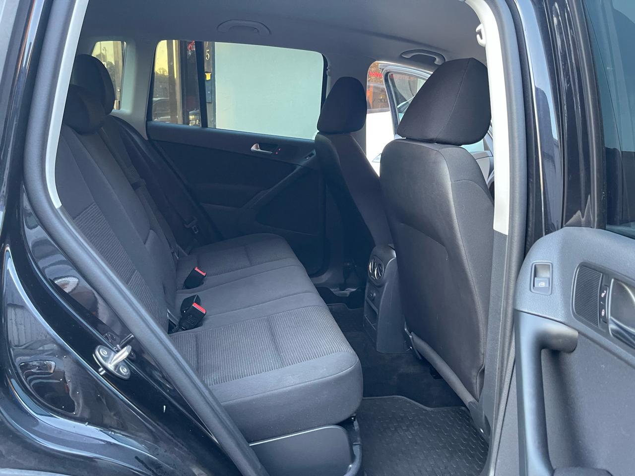 Volkswagen Tiguan S 2017