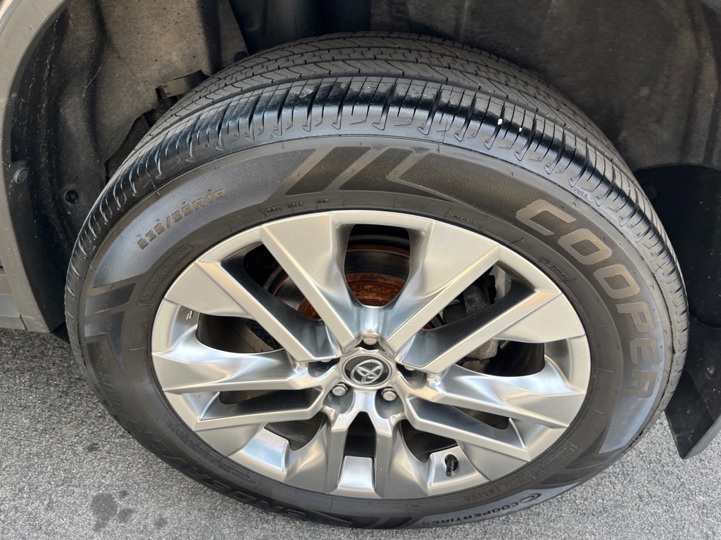 Toyota RAV4 XLE Premium AWD (Natl) 2020