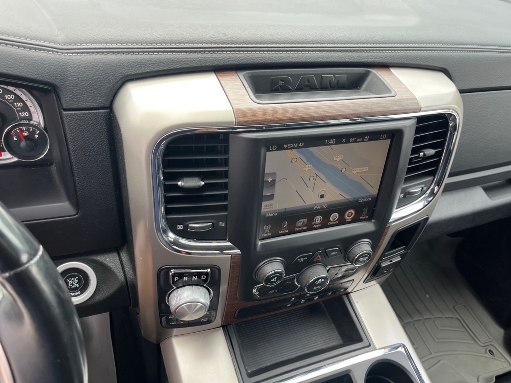 RAM 1500 4WD Crew Cab 140.5" Laramie 2015