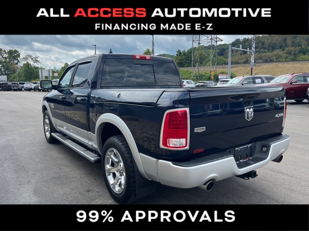 RAM 1500 4WD Crew Cab 140.5" Laramie 2015
