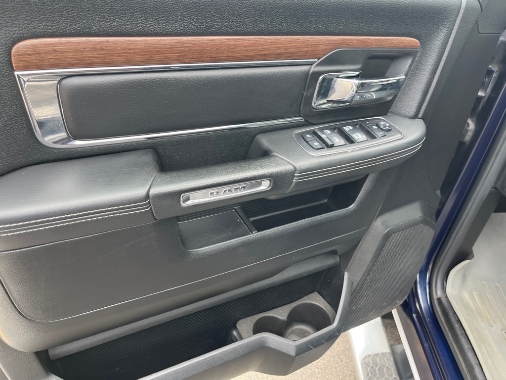 RAM 1500 4WD Crew Cab 140.5" Laramie 2015